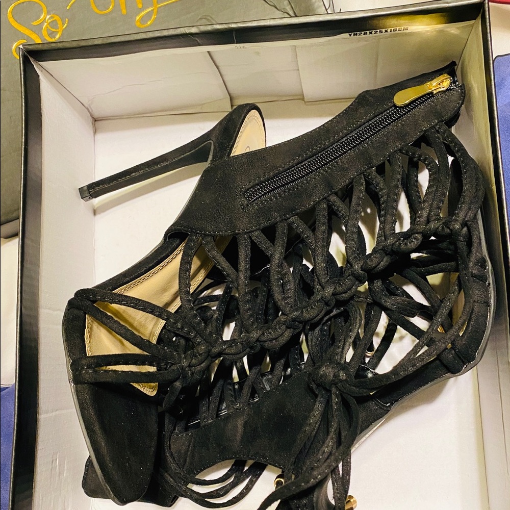 Fashionable 4.5” heels 👠